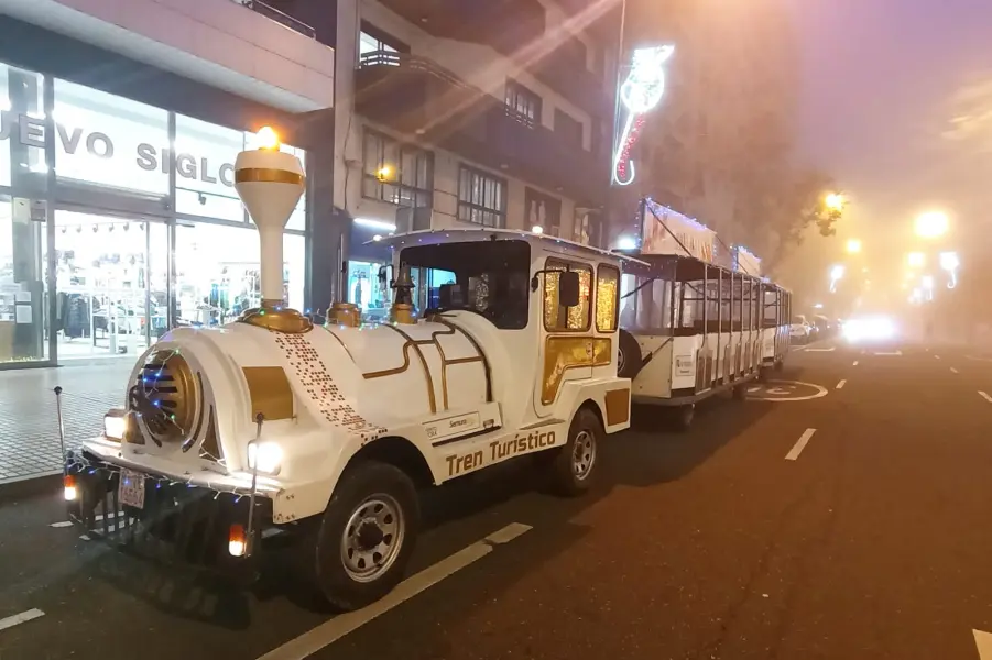 El Tren Turístico en marcha durante el periodo navideño