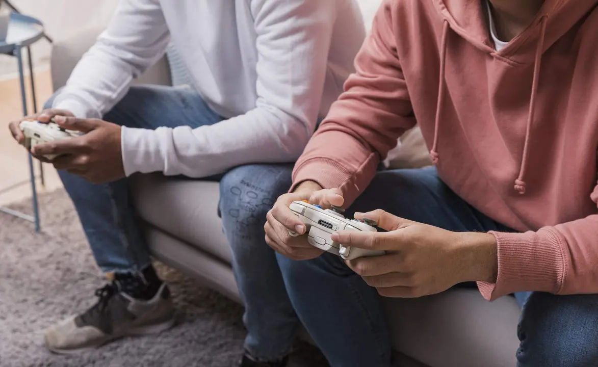Amigos jugando a la PlayStation 5