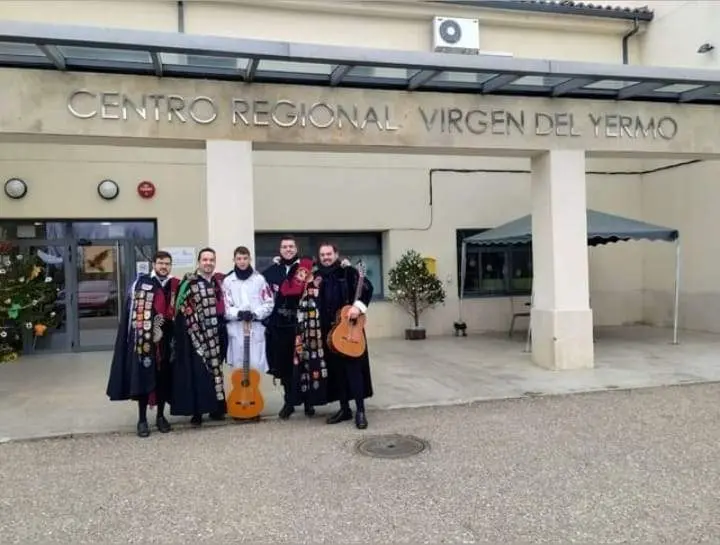 La Tuna de Zamora visita el centro residencial Virgen del Yermo