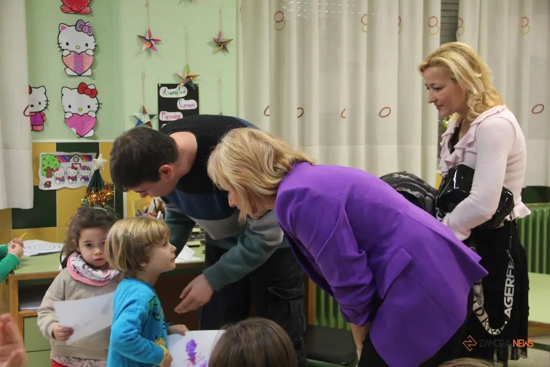 La delegada territorial, Leticia García, dentro de la visita al CEIP Sancho II del programa Conciliamos Navidad