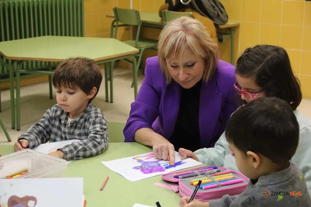La delegada territorial, Leticia García, dentro de la visita al CEIP Sancho II del programa Conciliamos Navidad