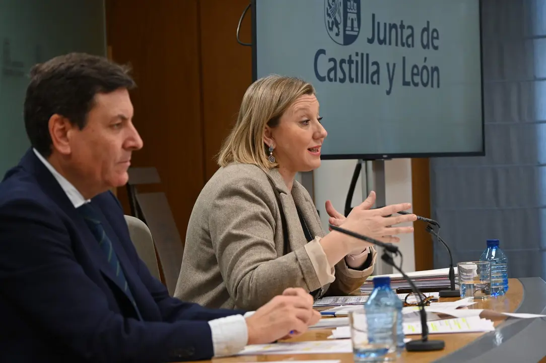 El consejero de Economía y Hacienda y portavoz, Carlos Fernández Carriedo, y la consejera de Familia e Igualdad de Oportunidades de Castilla y León, Isabel Blanco, comparecen en rueda de prensa posterior al Consejo de Gobierno