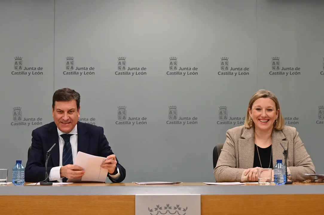 El consejero de Economía y Hacienda y portavoz, Carlos Fernández Carriedo, y la consejera de Familia e Igualdad de Oportunidades de Castilla y León, Isabel Blanco, comparecen en rueda de prensa posterior al Consejo de Gobierno
