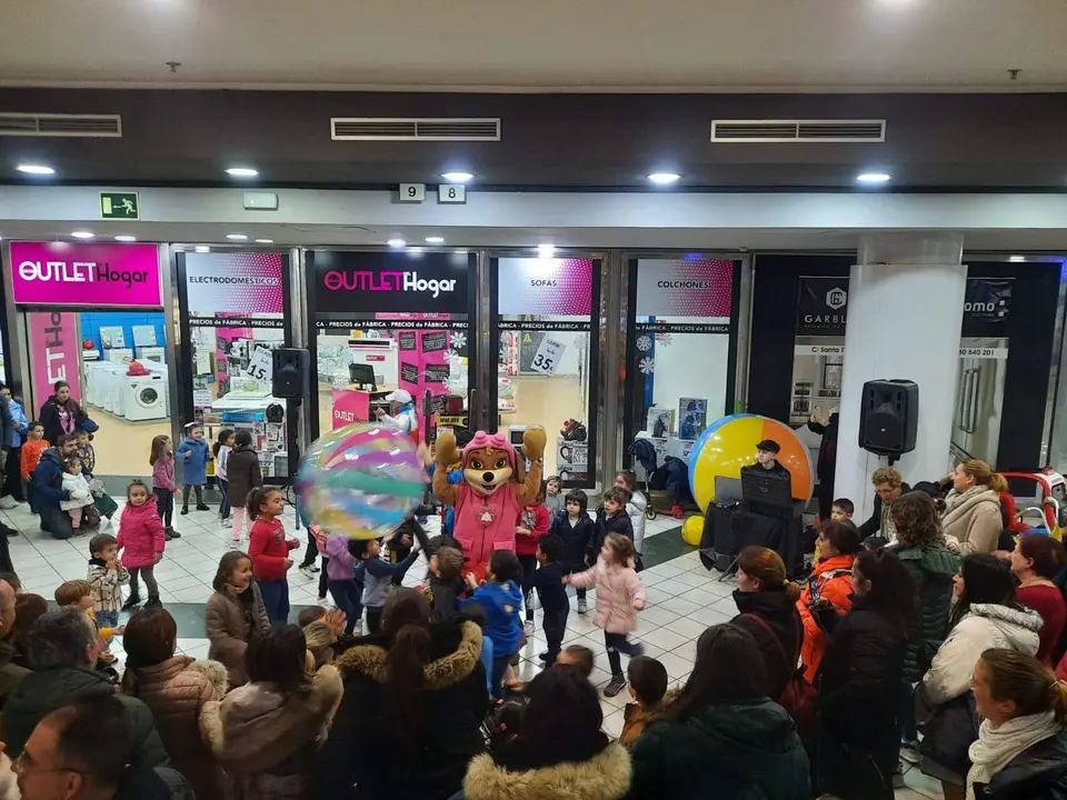 Patrulla canina en el Centro Comercial Valderaduey. Imagen cedida