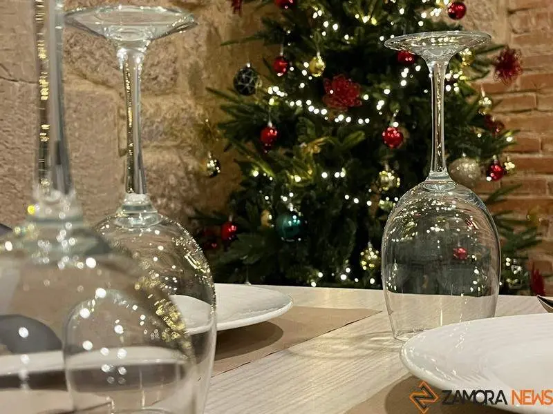 Mesa decorada para la Navidad en Zamora