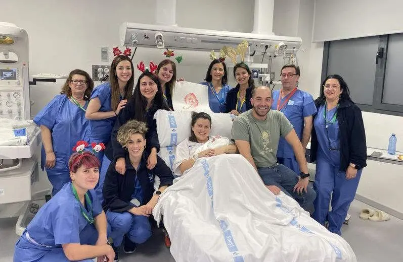 Carla, sus padres y el equipo de paritorio vía Salamancartvaldia.es