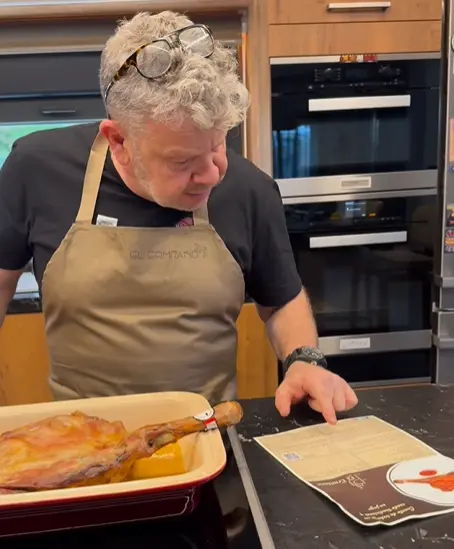 Chicote preparando el lechazo con la receta de 'El Ermitaño'