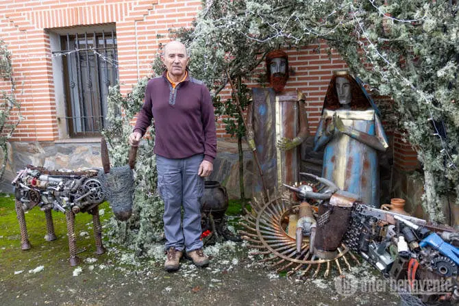 Carmelo Donado, ganador del primer premio de decoración de fachadas con su Nacimiento de latón. Fotografía: Interbenavente
