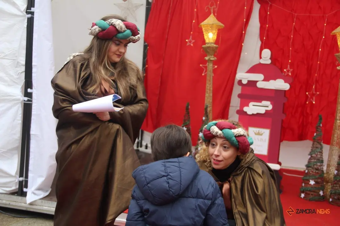 Los pajes de SS MM Los Reyes Magos de Oriente recogen las cartas de los niños zamoranos en el Mercadillo navideño_8