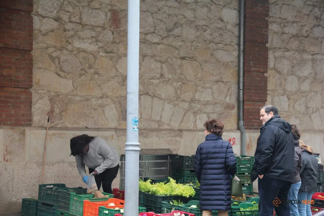Comerciantes en los anexos del Mercado de Abastos