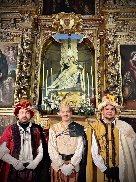 Los pajes reales visitan la imagen de Nuestra Madre