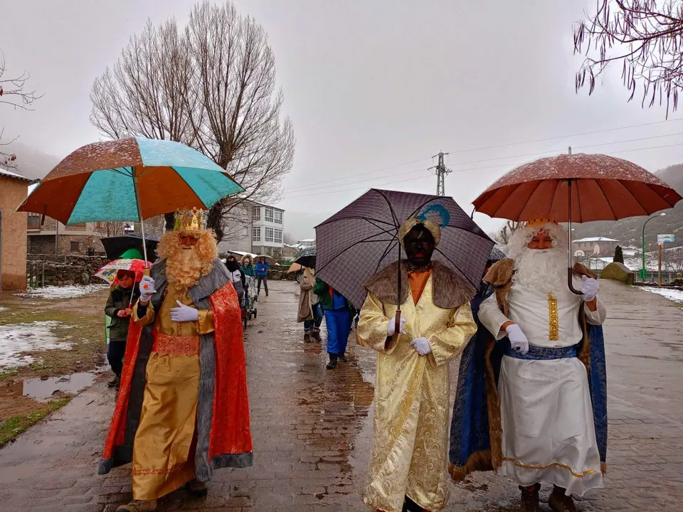 Los Reyes Magos durante su visita a Porto. Fotografía: Plataforma 102