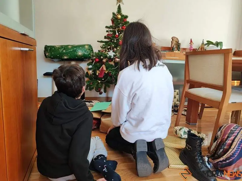 Niños zamoranos descubren los regalos bajo el árbol