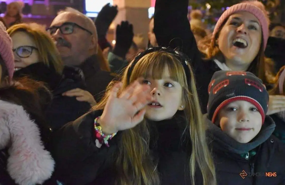 Una niña en la Cabalgata de los Reyes Magos de Zamora