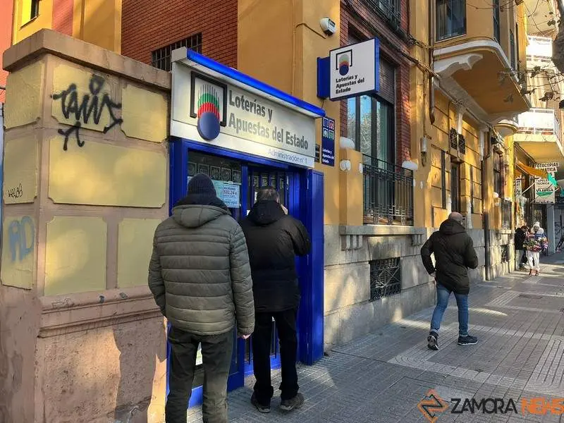 Personas en la puerta de una administración de Lotería 