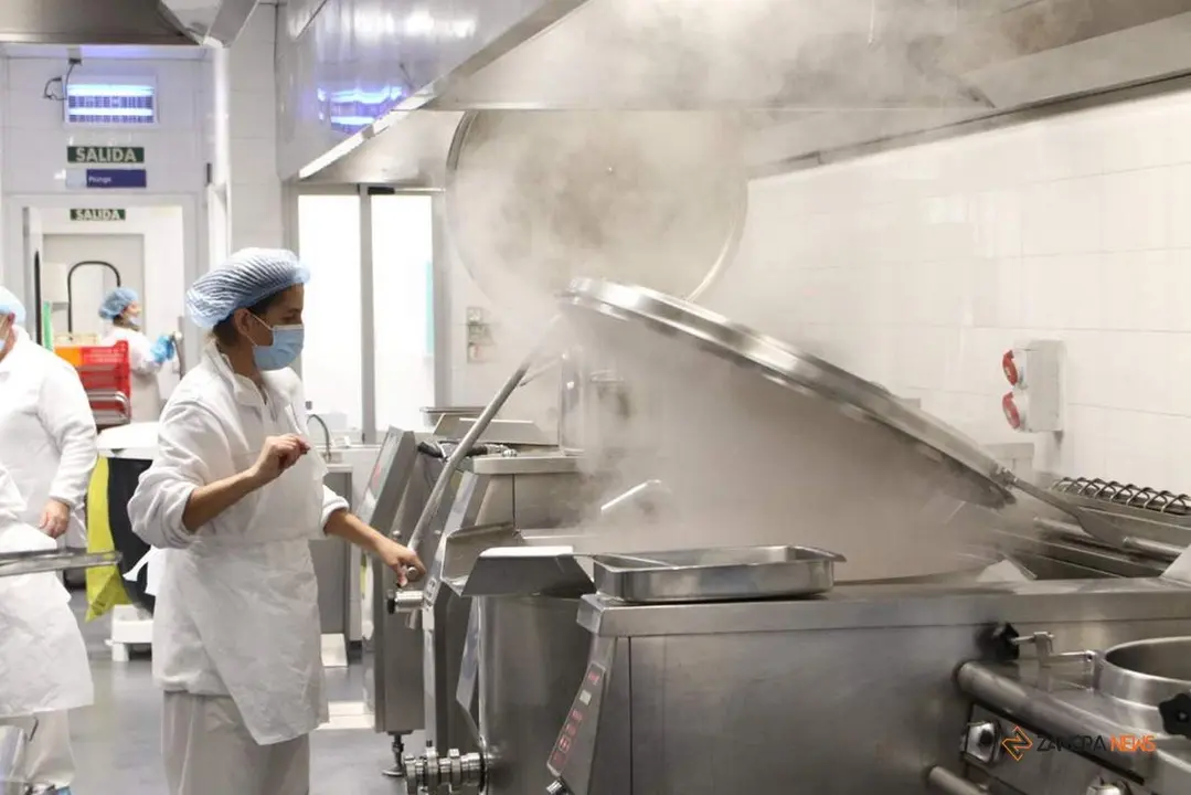 Cocina de línea fría del Complejo Asistencial de Zamora tras las obras de mejora_16