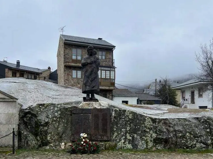 Estatua en homenaje a las víctimas de Ribadelago. Imagen cedida