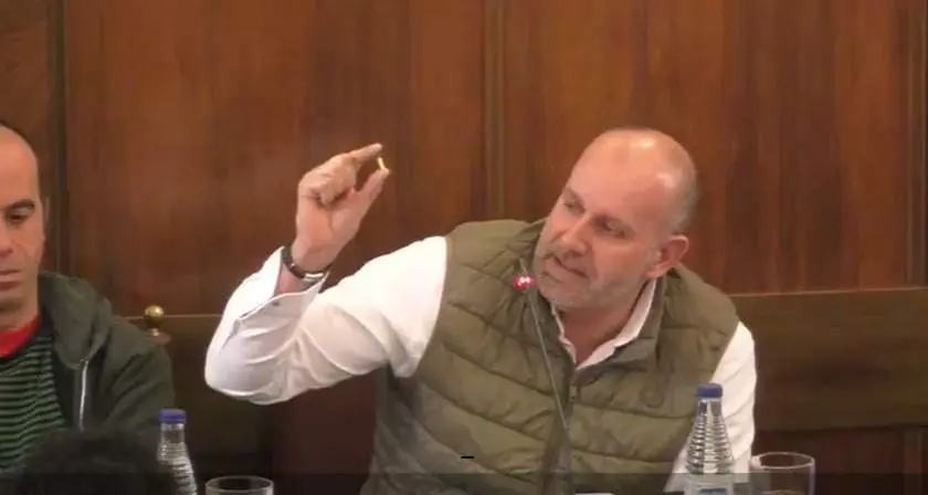 David García muestra una bala en el pleno de la Diputación