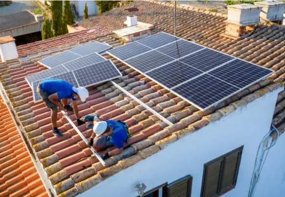 Instalación de placas solares en el tejado de un edificio. Fotografía de archivo2