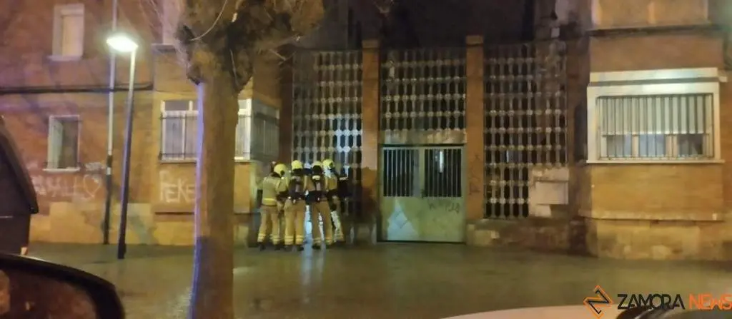bomberos en Los Bloques de Zamora 