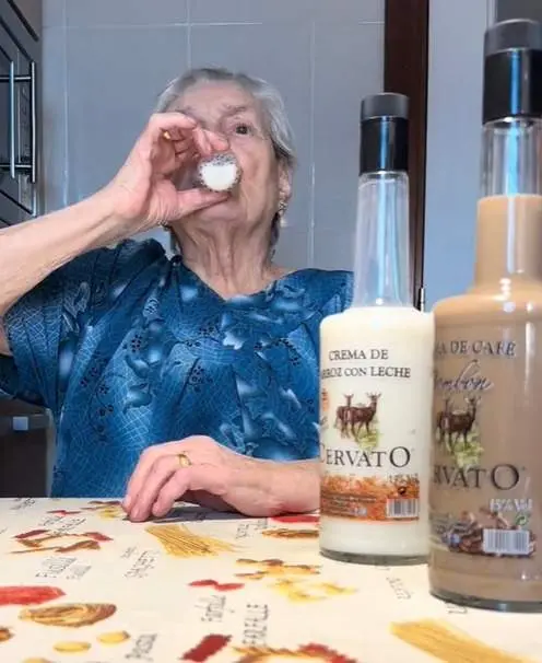 Teresa La Pelaya catando los licores de Aguardientes Cervato