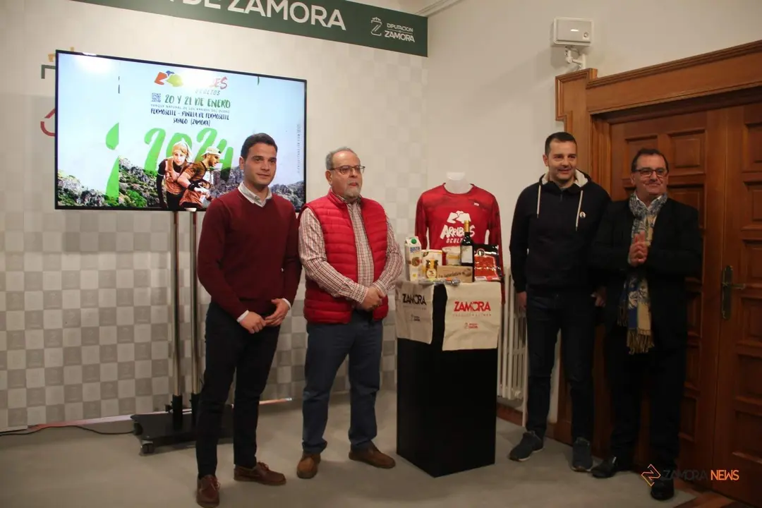 El diputado de Deportes y Juventud, Juan del Canto Sevillano, y el director técnico de la prueba, Antonio del Pozo, y el director de Comunicación de Caja Rural de Zamora, Narciso Prieto Martín durante la presentación de Arribes Ocultos