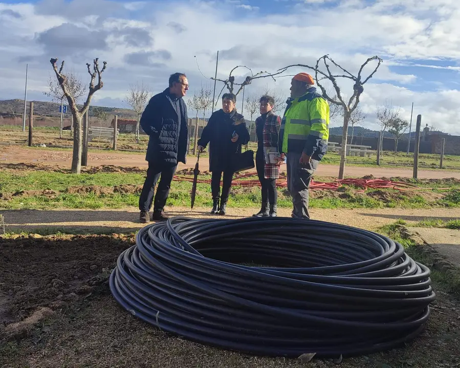 El subdelegado del Gobierno en Zamora durante su visita a las obras de Sanzoles y Fuentelapeña dentro del Programa de Fomento del Empleo Agrario