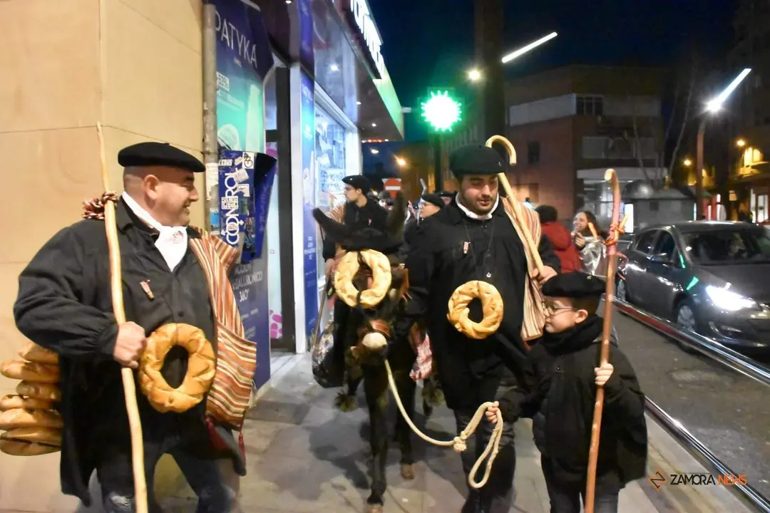 La Cofradía del cencerro anima las calles de Zamora por San Antón_29