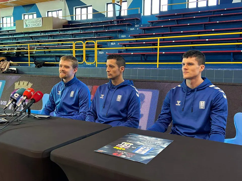 Jacob Round, Saulo Hernández y Kevin Buckingham en la revia de la final