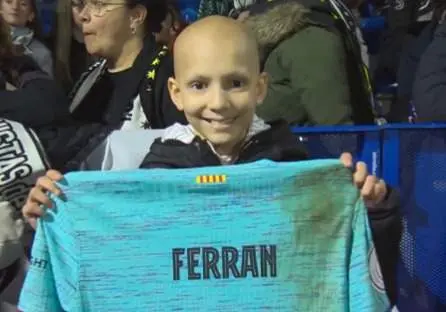 Imagen de la pequeña seguidora del Unionistas tras recibir la camiseta de Ferrán Torres. Fotografía: captura RFEF