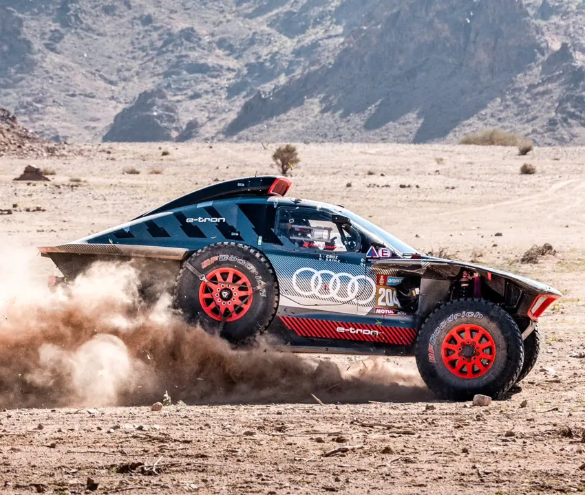 Carlos Sainz y Lucas Cruz en el Dakar. Imagen @CSainz_oficial