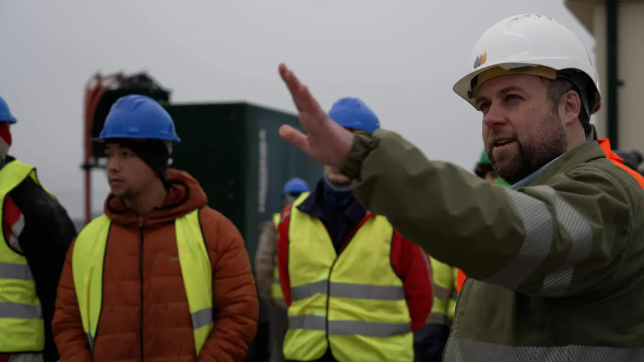 Saldaña junto a los alumnos del proyecto pionero de empleo de Iberdrola