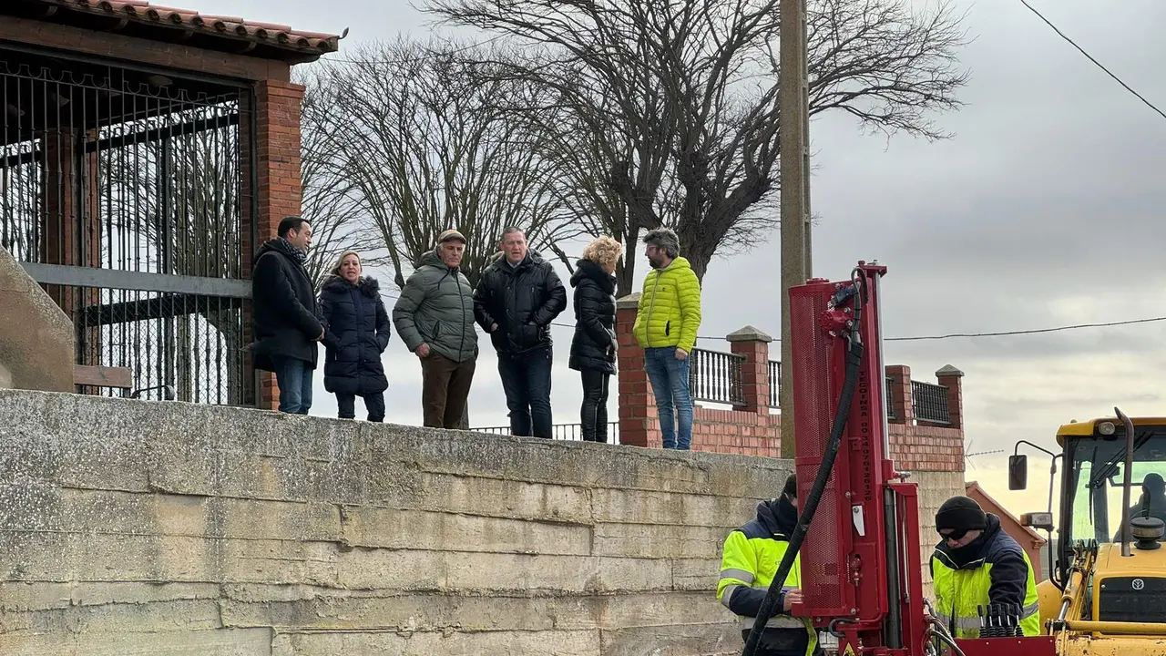 El presidente de la Diputación, Javier Faúndez, durante la visita a las obras de pavimentación en Castrogonzalo