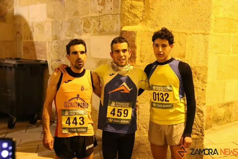 Los tres primeros en cruzar la meta de la Carrera de la Rosca