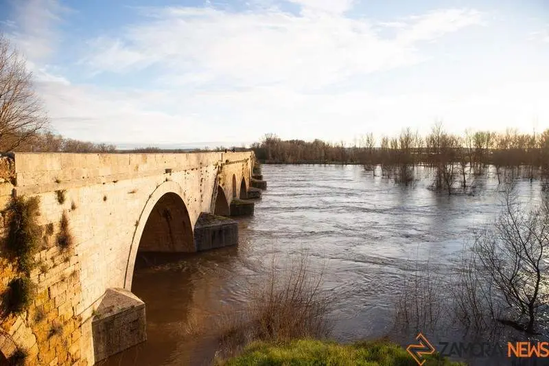 Subida del caudal del río Duero a su paso por Toro