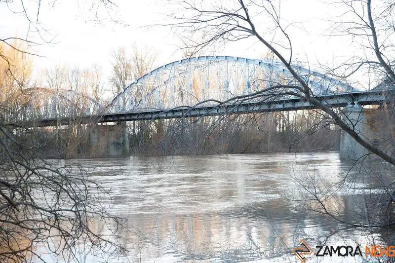 Subida del caudal del río Duero a su paso por Toro. Imagen de archivo