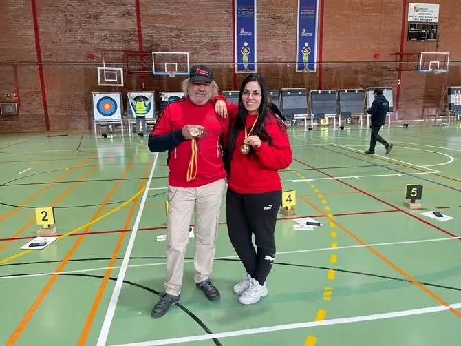 Los benaventanos Bernardo Martínez y Sara Herrero consiguen medallas en tiro con arco de sala en el campeonato de CyL
