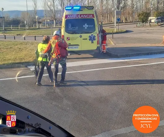 EL GRUPO DE RESCATE DE LA JUNTA DE CASTILLA Y LEÓN AUXILIA A UN PEREGRINO. Imagen protección civil