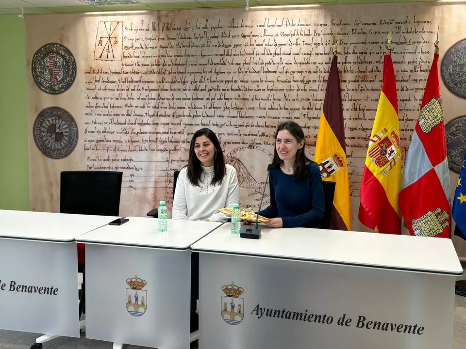 La benaventana Roxana Pérez, segunda premiada en los premios ‘Biblio Cyl Digital’, y la la edil de Cultura, Mercedes Benítez en el Ayuntamiento de Benavente