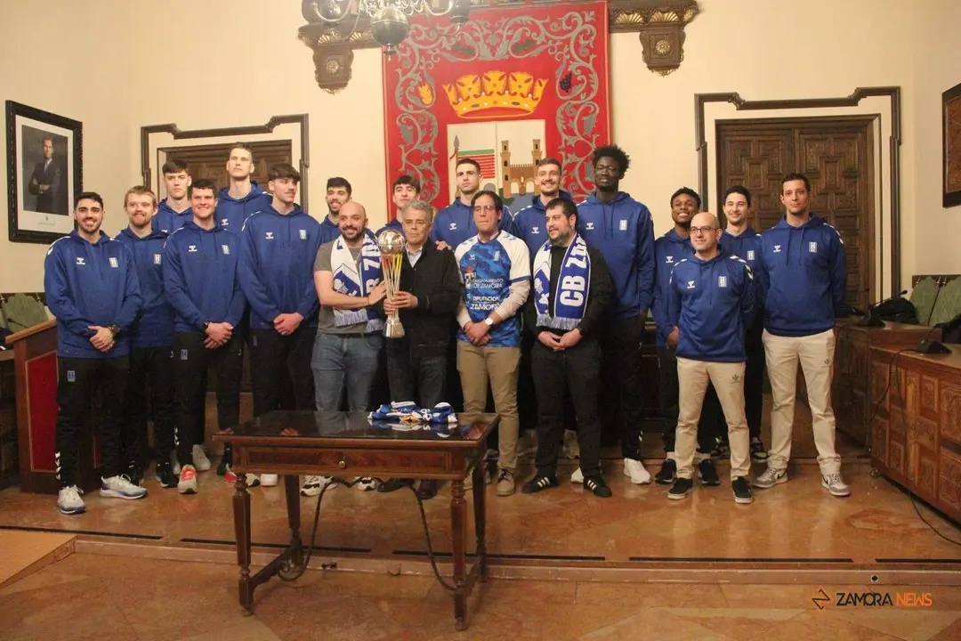 El CB Zamora Enamora durante su recibimiento en el Ayuntamiento tras ganar la Copa LEB Plata