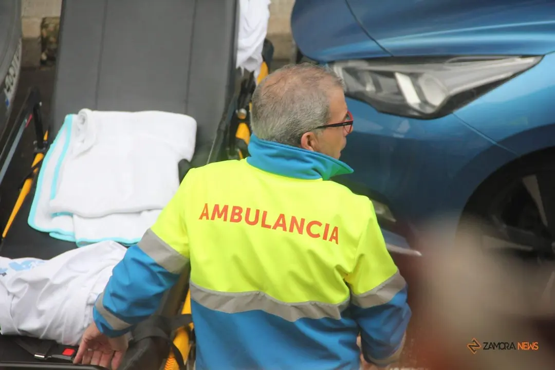 Un t&eacute;cnico en emergencias sanitarias traslada una camilla tras una asistencia domiciliaria Imagen de archivo