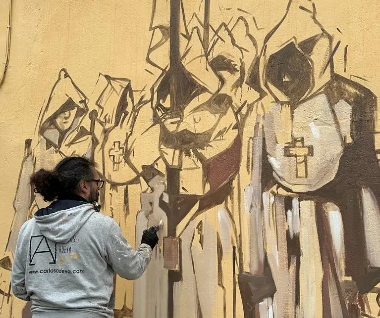Carlos Adeva realizando un nuevo mural en Zamora. Hermandad Penitencial del Santísimo Cristo del Espíritu Santo (1) 