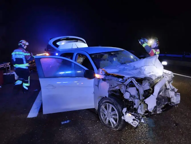 Accidente mortal en la A-6  a la altura de Cerecinos de Campos. Fotografía: Bomberos Benavente