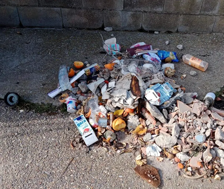 Escombros junto a los contenedores de basura en Burganes de Valverde. Fotografía: Ayuntamiento