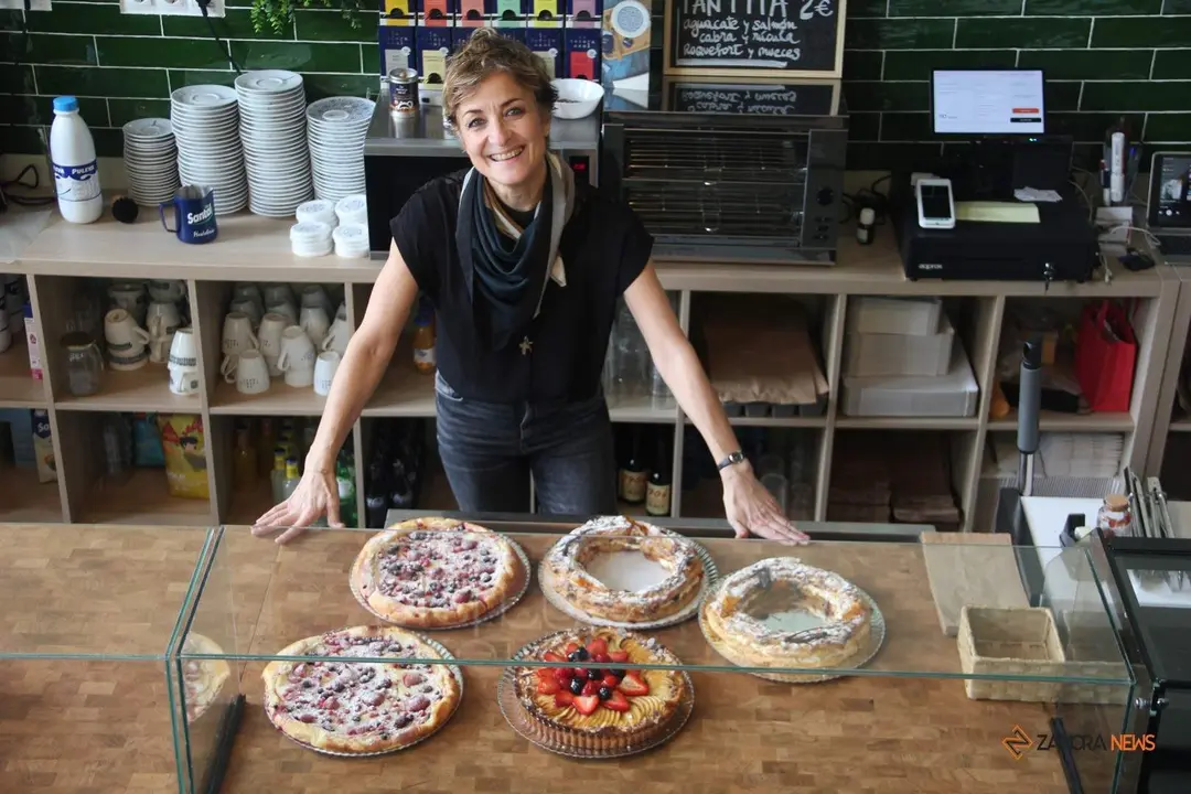 Valerie Anta al frente de su nuevo negocio de cafetería-repostería 'De los Alpes al Duero: Atelier Bistrot'