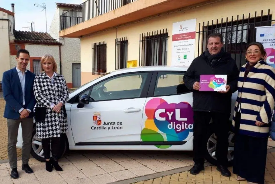 La consejera de Movilidad y Transformación Digital, María González Corral, y la delegada territorial, Leticia García, durante su visita a Manganeses de la Lampreana tras su adhesión al Programa CyL Digital