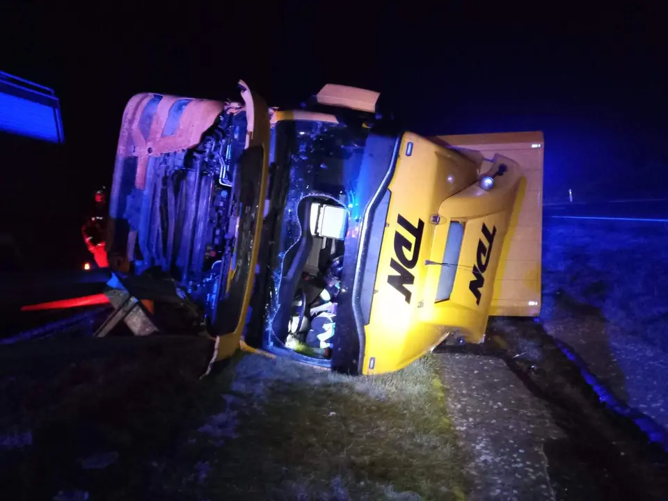 Accidente A-62 vuelco camión