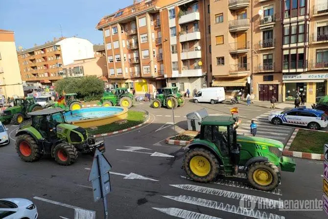 los tractores se adentran en el mercadillo de Benavente. Imagen Interbenavente