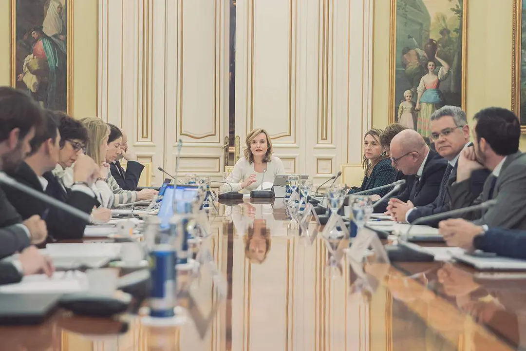 La ministra de Educación, Formación Profesional y Deportes, Pilar Alegría, preside la reunión de trabajo con los representantes de las comunidades autónomas
