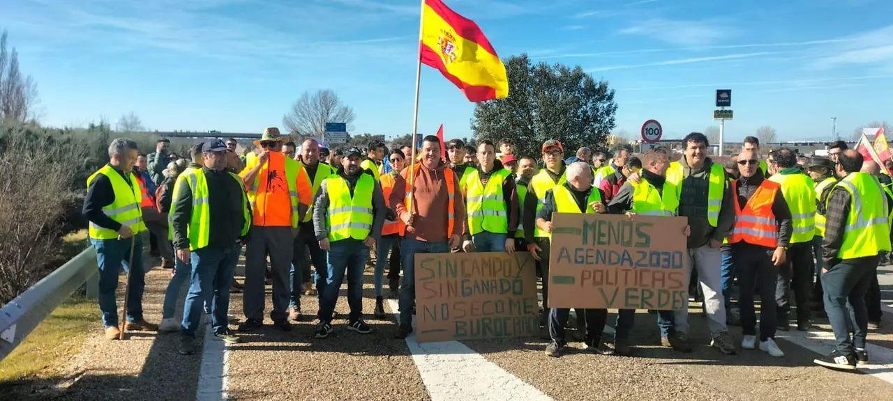 Agricultores cortan la A52 en Quiruelas de Vidriales en protesta por falta de apoyo y condiciones justas